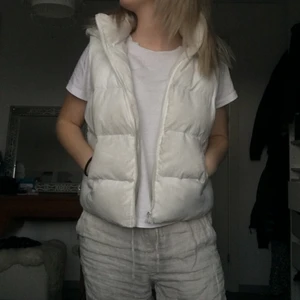 Vit puffig shein väst☁️ - En vit puffug väst som är perfekt för hösten/vintern. Sitter jätte fint är ganska varm och passar till jätte fina outfits🥵🤟🏼💕⭐️(köparen står för frakt)