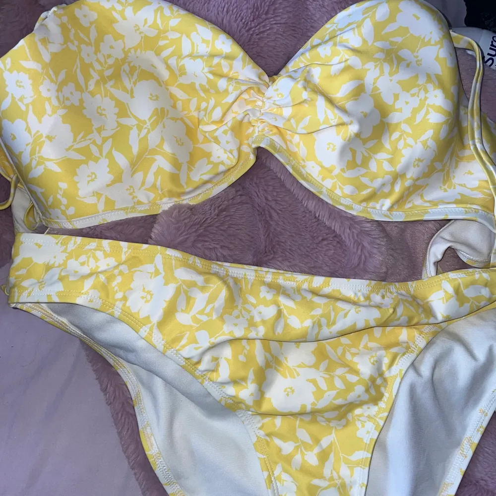 never been worn , bottoms are a size 16 but are really tight so can fit a 14 , top is a size 38D/DD , will accept reasonable offers. Övrigt.