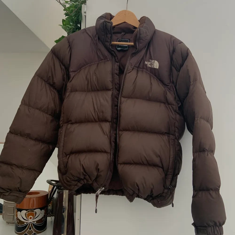 välanvänd brun north face-jacka! har några små hål (skriv för bilder). skit svår att få tag på nuförtiden. buda minst 20kr högre än föregående. Jackor.