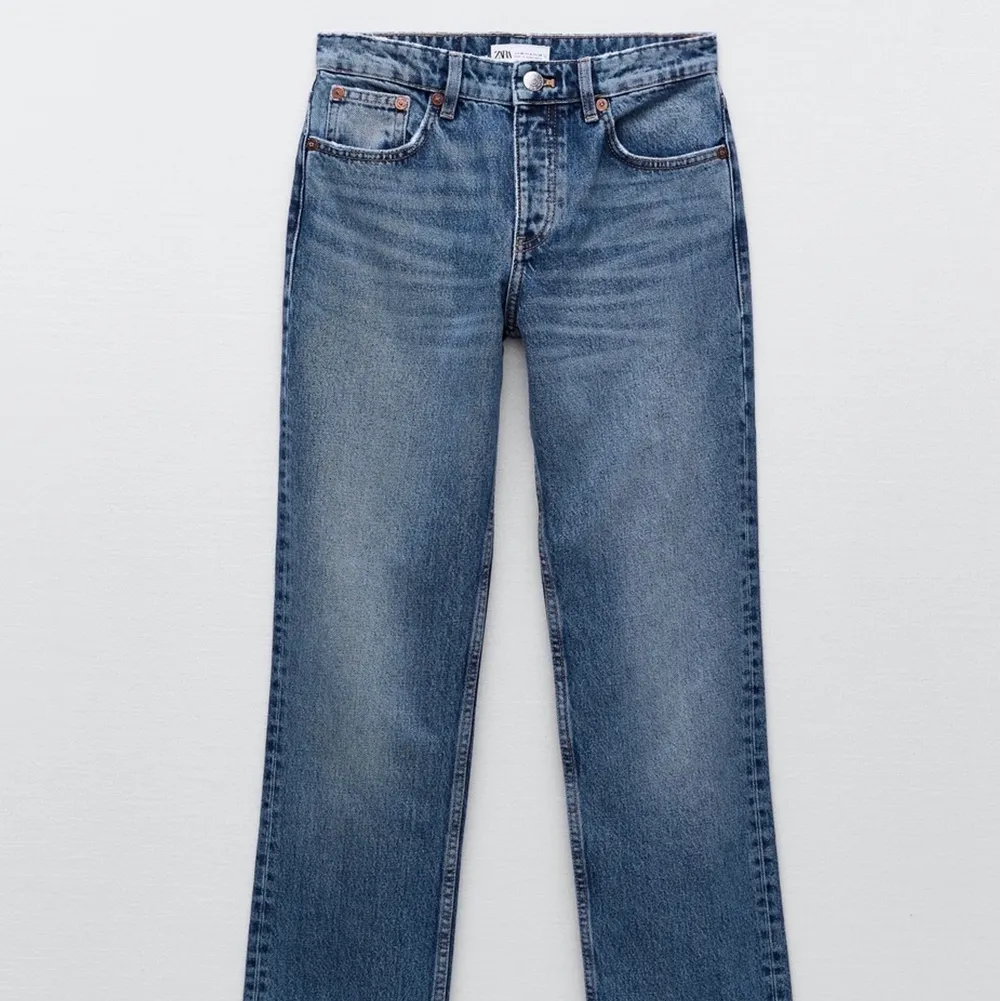 Säljer mina lågmidjade jeans från Zara då jag har ett par nästan likadana. Mid rise straight jeans. Slutsålda på hemsidan. Lägg endast bud om du är säker på att du vill köpa och har pengar! Jag har vanligtvis stl 32/34💙 Köp direkt för 550kr + frakt 💙💙. Jeans & Byxor.