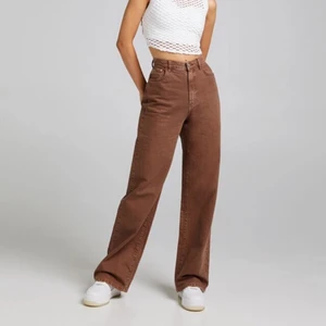 Bershka Jeans  - Säljer mina sprillans nya bershka jeans i en jättefin brun färg. Prislappen sitter kvar. De sitter lite stort på mig och de är i stl 36. Mitt utropspris är 270kr💗💗 Köparen står för frakten💕