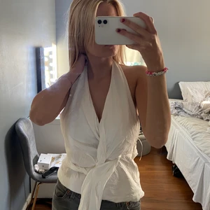 Zara topp - Säljer denna jätte fina zara topp, den har blivit lite skrynklig när jag tvättat den men jag kan absolut stryka den innan jag fraktar❤️