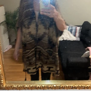 Väst/poncho  - Bomull. Använd ett par gånger men den är för stor för mig som är en 34:a med smala axlar. Är man lite större blir det snyggt med skärp. Spårbar frakt 66 kr. Kostar ca 2000 kr ny.