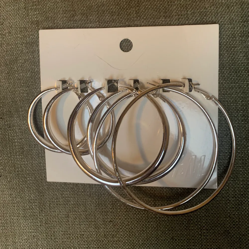 Säljer dessa helt nya 3-pack ring örhängen från HM som tyvärr aldrig kommit till användning. Fråga om de något ni undrar💕💕💘. Accessoarer.