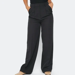 Smockey petite byxa från bikbok  - Oanvända byxor från bikbok, helt slutsålda på hemsidan! (Första bilden är på samma byxorna fast i vanlig längd, men dessa är alltså i petite och passar kortare personer)