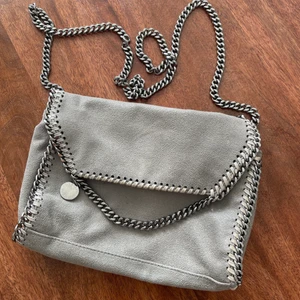 Stella McCartney väska  - Intressekoll på denna äkta Stella mccartney väska (lilla modellen). Nypris 5880 kr. Sparsamt använd så i väldigt fint skick. Bevis finns och kan skicka fler bilder. Frakt tillkommer! Direktpris: 2700.