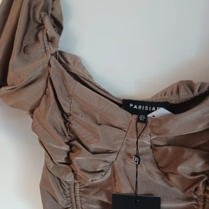 Klänning Affingos - Helt ny oanvänd klänning från Affingos säljes! Jätte bekväm med ryschat material i brunt mocka färg. Finnes I Gustavsberg, kan skickas mot att frakt betalas av köpare🌸