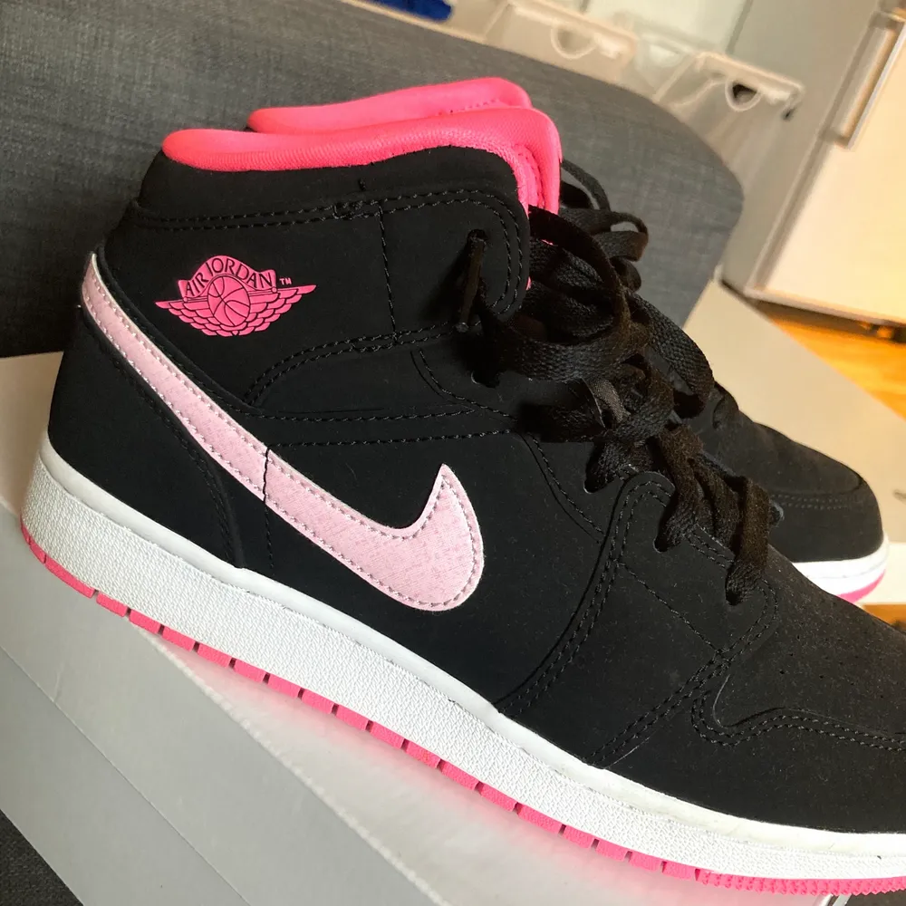 Knappt använda Nike jordan skor i färgerna svart & rosa, stl 39. Som nya!. Skor.