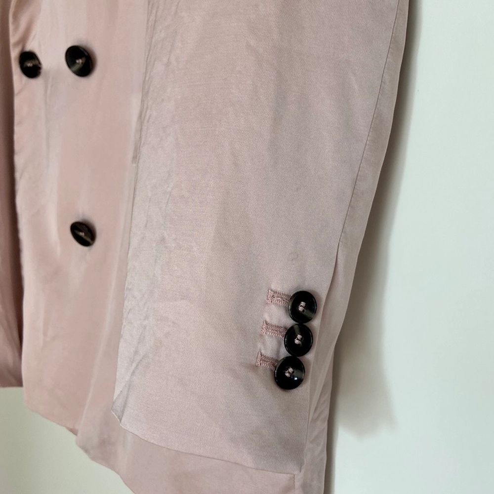 Ljus rosa Oversized blazer i silke från Zara! Enbart använd 3 ggr under sommaren 2020. Väldigt gott skick! Kemtvättad 1 gång. Nypris 1032kr!. Kostymer.