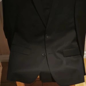 Kostym dressman  - Svart dressman kostym, kavaj i storlek 48, byxor W 31 L 32