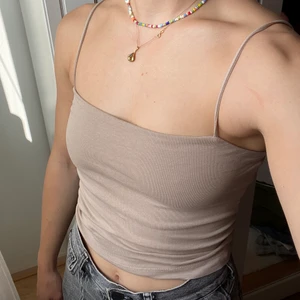 Beige croptop  - Beige liten topp från Gina. Ena axelbandet är slitet men inget som inte går att fixa!! Hör av er om ni vill ha fler bilder eller har frågor💖