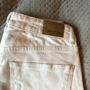 Vita jeans Gina Tricot - Vita jeans Gina korta