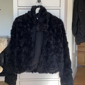 VILA jacka i fakepäls - Jacka från VILA, den är ganska tjock och varm. Fakepäls. Säljer p.g.a att det inte är min stil längre. I väldigt fint skick då den endast är använd ett fåtal gånger. Passar jättefint med i stort sett allt och är väldigt mjuk. Köparen står för frakt!