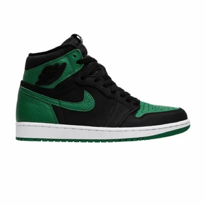 Jordan 1 high pine green - Säljer mina supersnygga jordans pine green. Fint skick och inte använt dom så mycket som jag trodde därför säljer jag. Boxen med följer såklart. Om ni har några frågor eller vill ha andra bilder kontakta mig💕