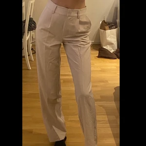 NAKD KOSTYMBOXOR - Dessa beiga kostymbyxor är skitsnygga men kommer tyvärr inte till användning och har inte används så mycket heller. De sitter skitbra och har en sån fin färg!💕