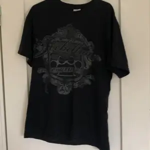 Säljer denna Rebellious Couture t-shirten köpt på second hand och använd några få gånger :)