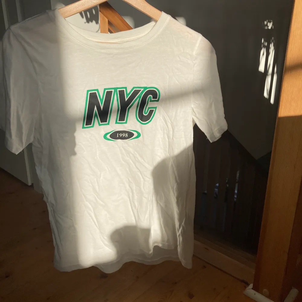 Cool t-shirt med tryck.💚 Ursprungligen från Gina Tricot.💚 Nypris 129kr.💚 Gratis frakt.💚. T-shirts.