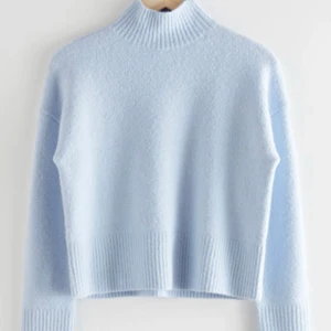 Stickad tröja - En blå stickad tröja i topp skick som tyvärr inte kommer till användning. Tröjan kommer från & other stories och är endast använd en gång. Inköpt för 400;-💓