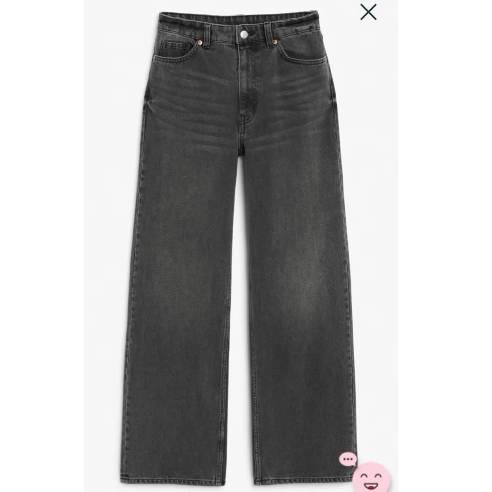 Säljer ett par jättefina gråa jeans. De är lika de populära zara jeansen (på bild 1). Superfint skick! 200kr köparen betalar frakt! Hör gärna av er om ni har några frågor eller vill ha egna bilder!💕✨. Jeans & Byxor.