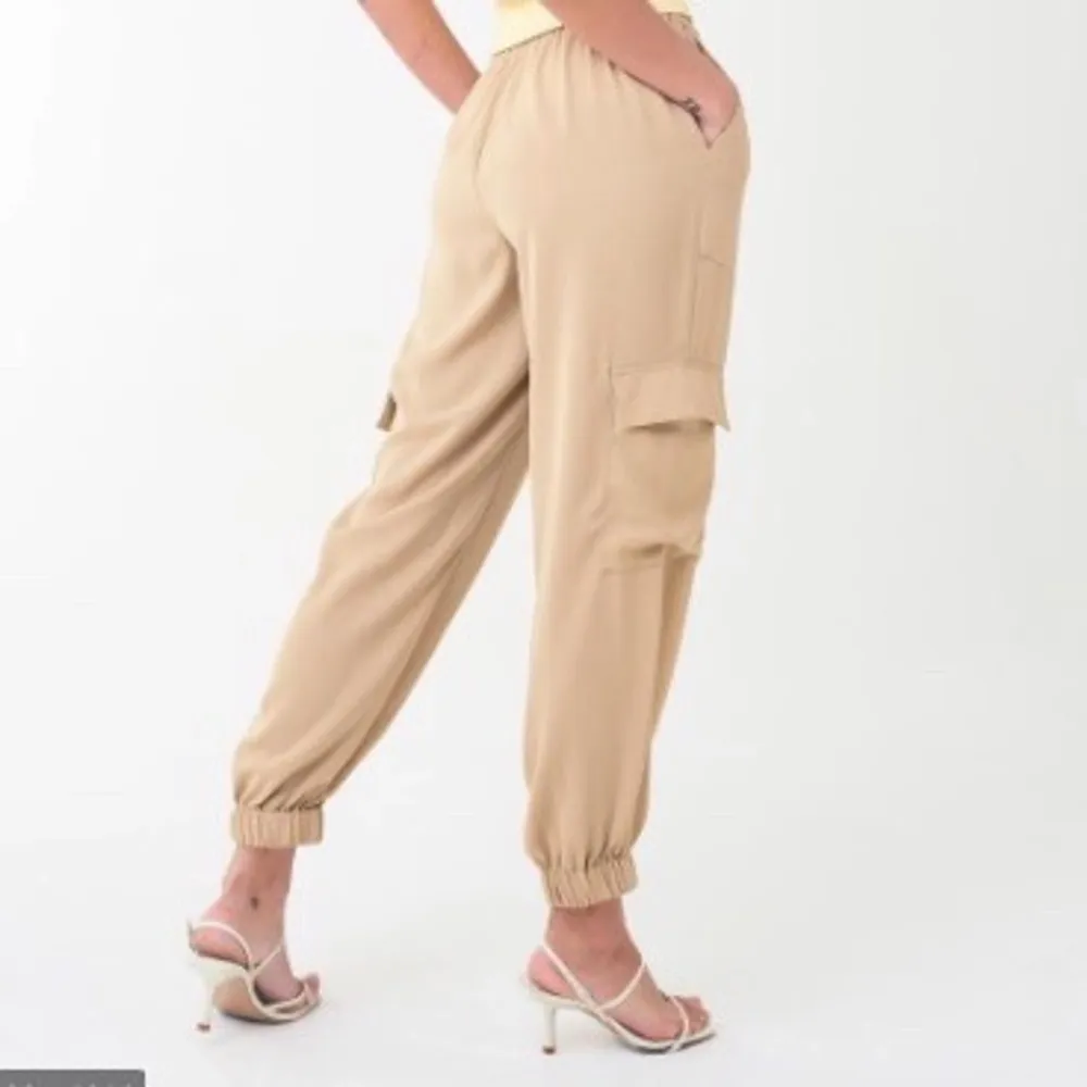 Gina Tricot trousers i storlek M. Sparsamt använda. Köparen står för frakt. . Jeans & Byxor.
