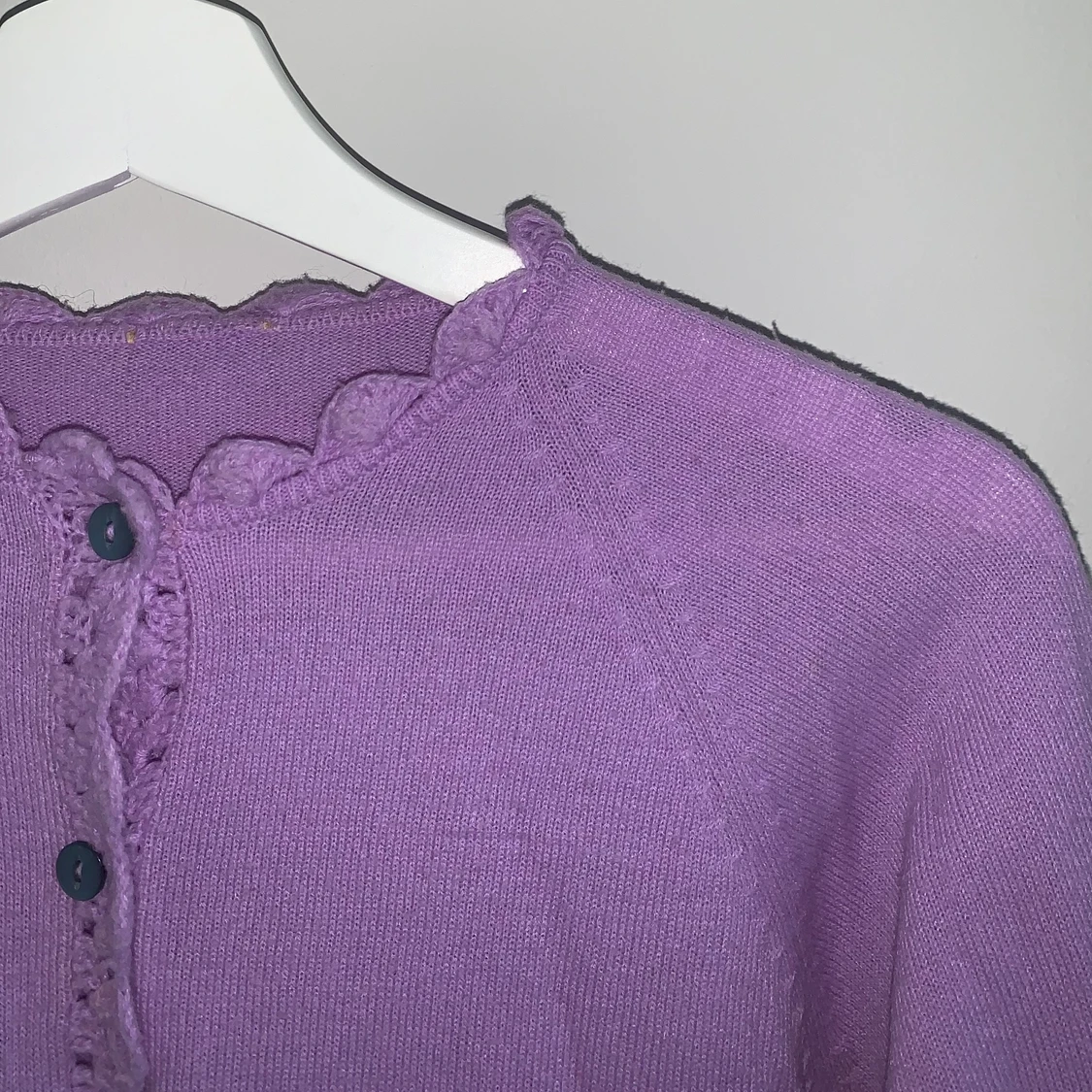Lila kofta med virkade detaljer - 90