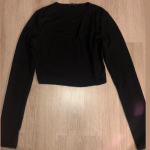 Sett  - Här har vi ett ribbat sätt, aldrig använd. Byxorna är väldigt långa på mig, och är runt 160. Därför säljer jag. Skriv för tydligare bilder, eller för intresse!