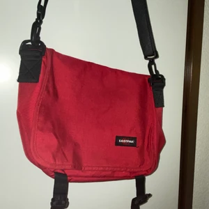 väska eastpak - En as snygg röd eastpak väska