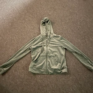 Grön hoodie  - Köpte den på Gina för ca 1 år sedan. Väldigt bra skick. Det är en grön hopdie med dragkedja