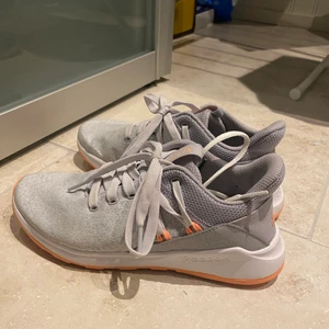 Reebok skor - Reebok gympaskor. Har ingen nytta för dem längre. De är i nyskick då de knappast är använda. 😊