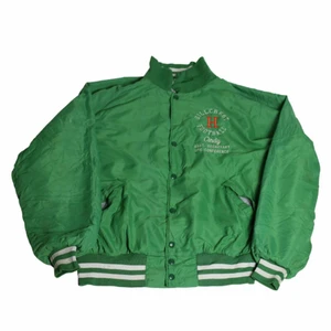 Hillcrest FOOTBALL - Vintage Varsity  - En riktigt cool grönfärgad nylonjacka som är från 80-talet troligtvis men vi vet inte säkert då den var thriftad för länge sedan och har sådana drag. Därför perfekt för en 80s aesthetix. Färgen har stor efterfrågan och är jättesvår att få tag på.