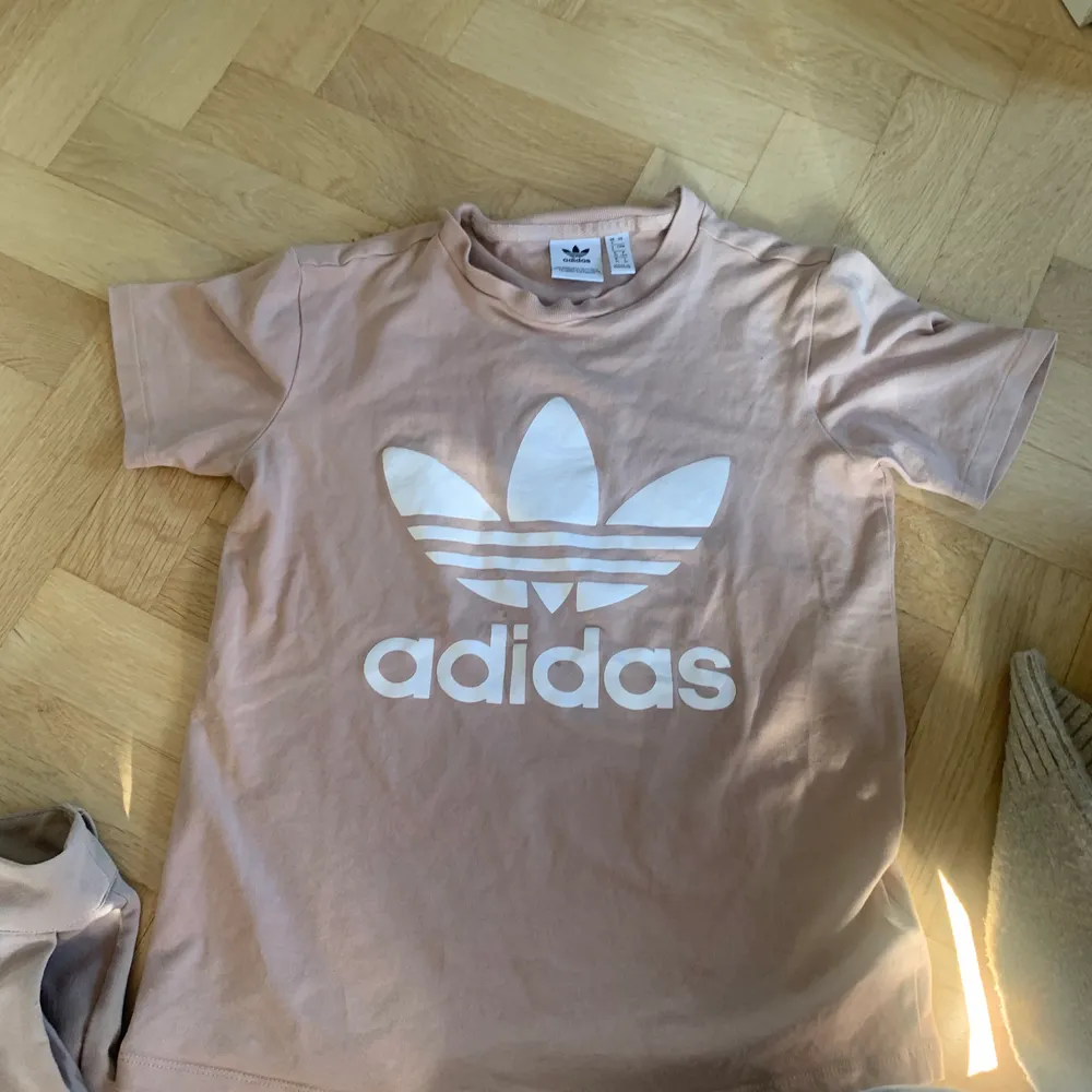 Min rosa adidas t shirt ! Inte andvänd . Säljer för det inte riktigt är min stil längre. T-shirts.