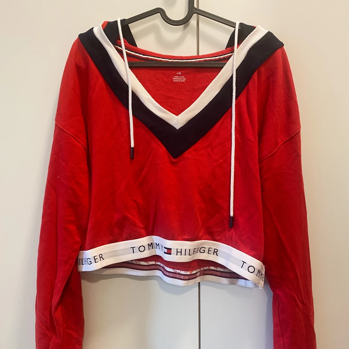Croppad röd Tommy Hilfinger sweatshirt 