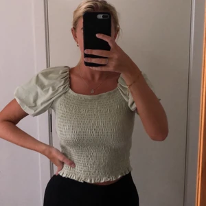 Topp från Gina Tricot - Snygg pastellgrön topp från Gina Tricot i storlek L (liten i storleken). Använd en gång. Skicka för fler bilder☺️ 
