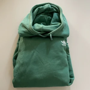 Adidas Hoodie size S - Säljer min adidas hoodie i storlek S jag inprincip aldrig använt. Den är köpt för ca 700 och är i väldigt fint skick.