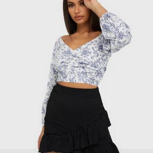 Blommig topp - Jättefin topp från nelly, slutsåld överallt🦋 storlek 38 men passar mig som är S.