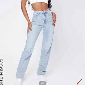 Byxor  - Säljer dessa jeans i storlek M då jag aldrig använt. Dem är jätte fina och aldrig använda . 