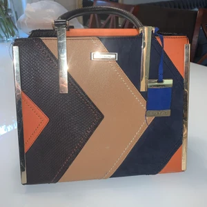 RIVER ISLAND VÄSKA  - Säljer min snygga river island väska med ett as snyggt mönster. Den är aldrig använd och behöver ett nytt hem🤍