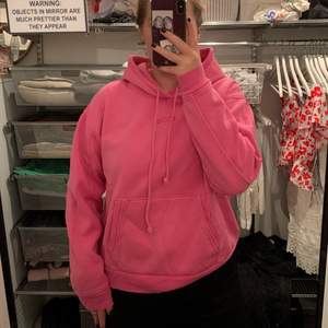 En jättefin rosa hoodie från Levis i bra skick, finns inte längre kvar!
