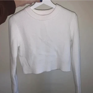 Stickad tröja från zara - Säljer min mysiga tröja från zara i storlek S