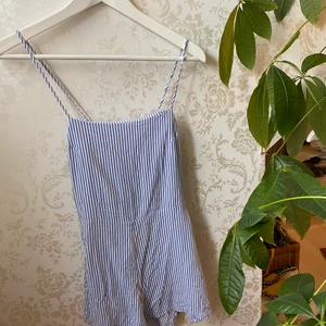 💙Söt jumpsuit från HM med knytning i ryggen💙 - Nästan aldrig använd!!☺️