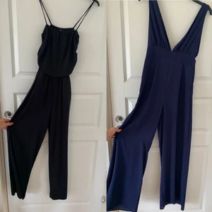 Jumpsuit / Byxdress - 1. Svart byxdress i bomull, strl S, 100kr. 2. Mörkblå byxdress i polyester, strl S, 80kr p.ga ett hål i sömmen (se bild 2). Enkelt att laga med nål och tråd. Paketpris, 150kr. Frakt tillkommer på båda plaggen!