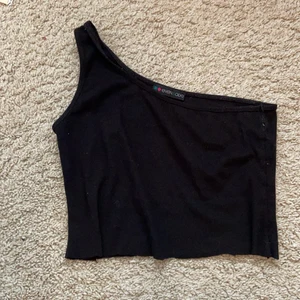 Svart topp - Svart enärmad topp jag klippt av från en tidigare body😋 