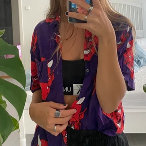 Skjorta  - skjorta med djävular på från carlings💗 den är i storlek M och skulle säga att den är normal i storleken. Jag har i vanliga fall storlek xs/s. Skicka privat vid frågor eller intresse <333