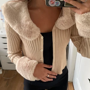 Fake päls kofta  - Jättesöt kofta som är i bra skick, fakepälsen är avtagbar💕😍