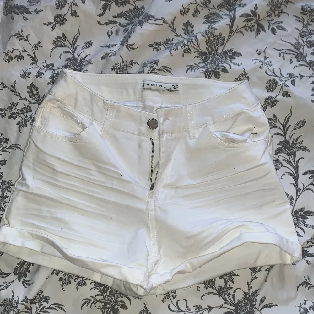 Helt nya vita lågmidjade jeansshorts✨💕 kommer inte till användning . Shorts.