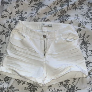 Vita short - Helt nya vita lågmidjade jeansshorts✨💕 kommer inte till användning 