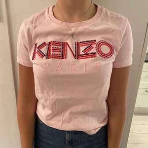 Rosa kenzo t-shirt köpt för 900 ny. 