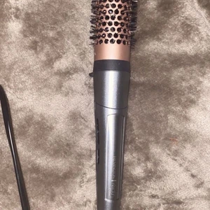 Värmeborste Remington - Säljer nu denna värmeborste från Remington då jag knappt använt den☺️ Finns fem olika värmeinställningar och 180° är högsta. Bara att skriva om du har fler frågor💕 Priset är ej hugget i sten 