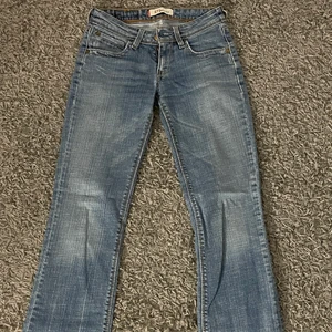Vintige Levis bootcut jeans❤️‍🔥 - Lågmidjade och bootcut jeans från Levis❤️ innerbenalängd: 79. Passar mig som är 160