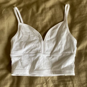 vitt linne ,hollister  - vitt linne från hollister. i mkt bra skick 👍👍 inga skadar o inga hål 